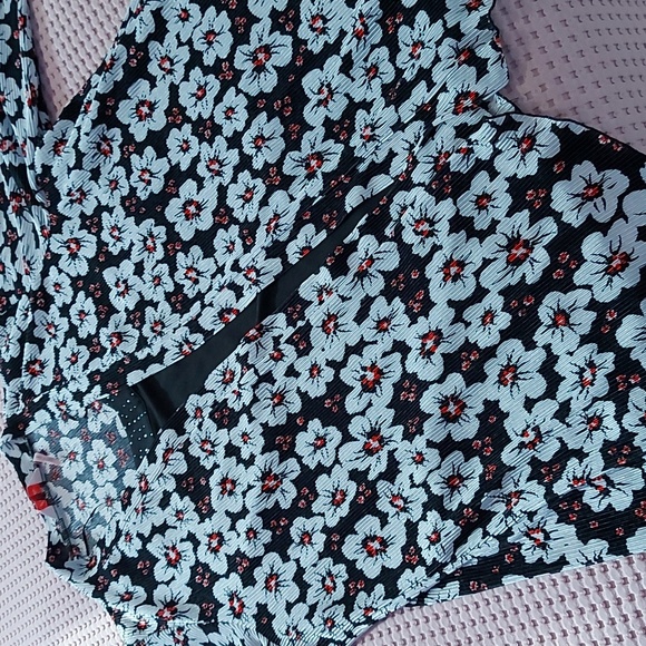 Woman's top - Picture 1 of 9